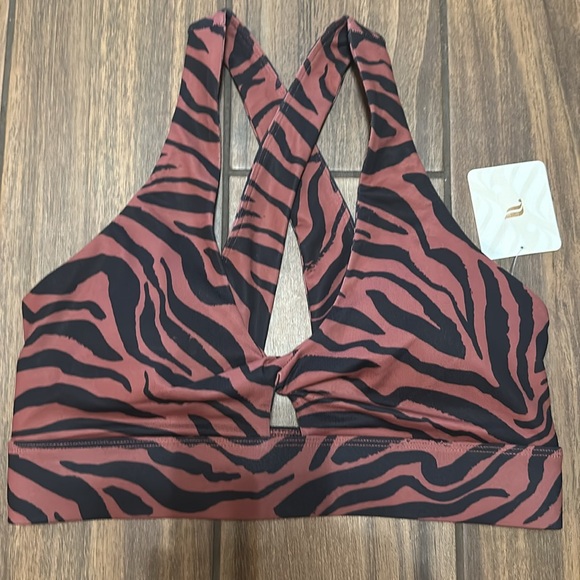 Brand New gorgeous Fabletics size medium tiger print set with side pockets - Picture 2 of 5